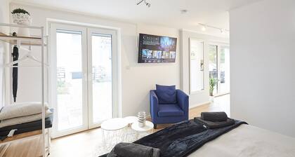 Stylish apartment: quiet, 24/7 self check-in & Wi-Fi, street parking