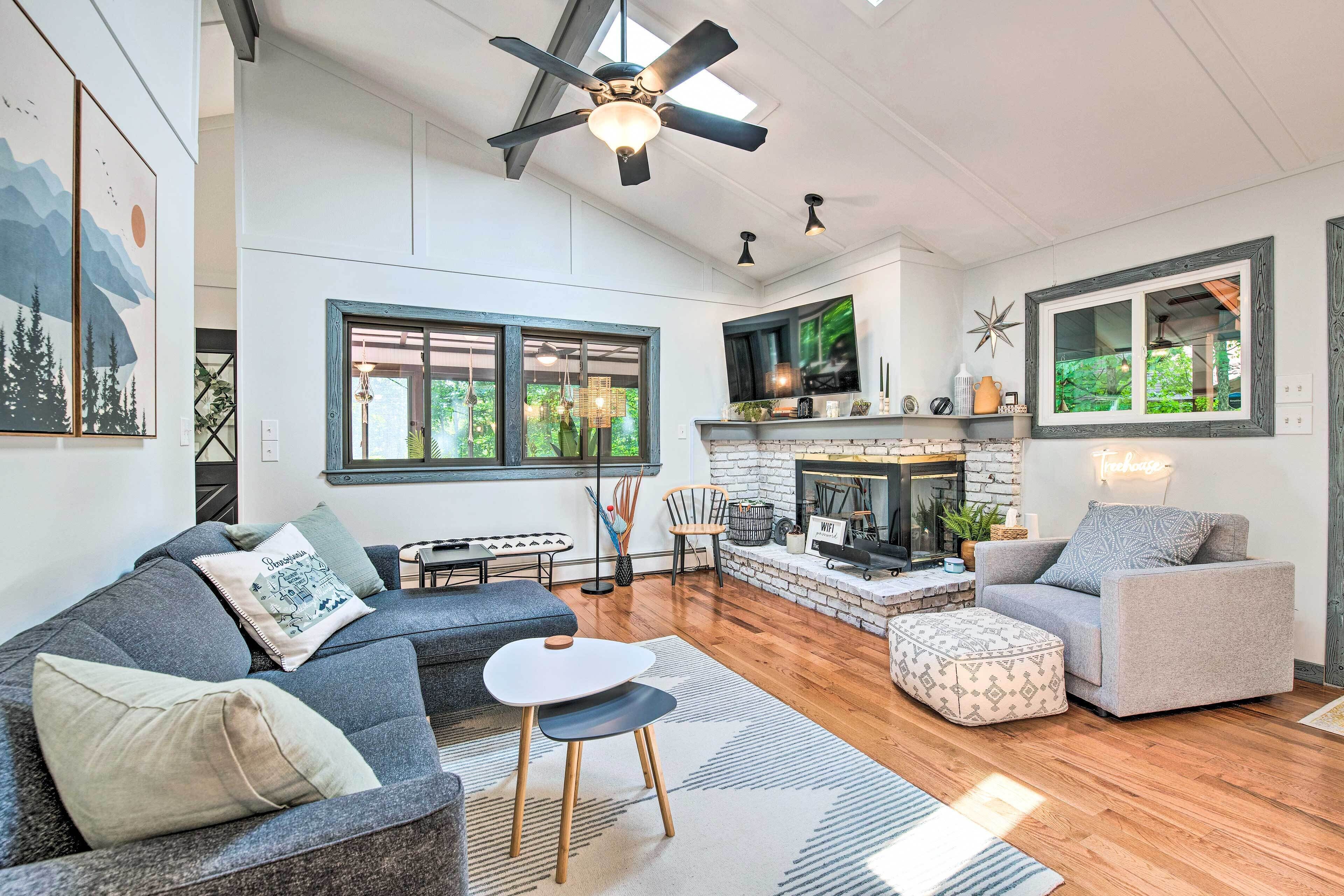 Cozy Lake Ariel Retreat w/ Resort Amenities!