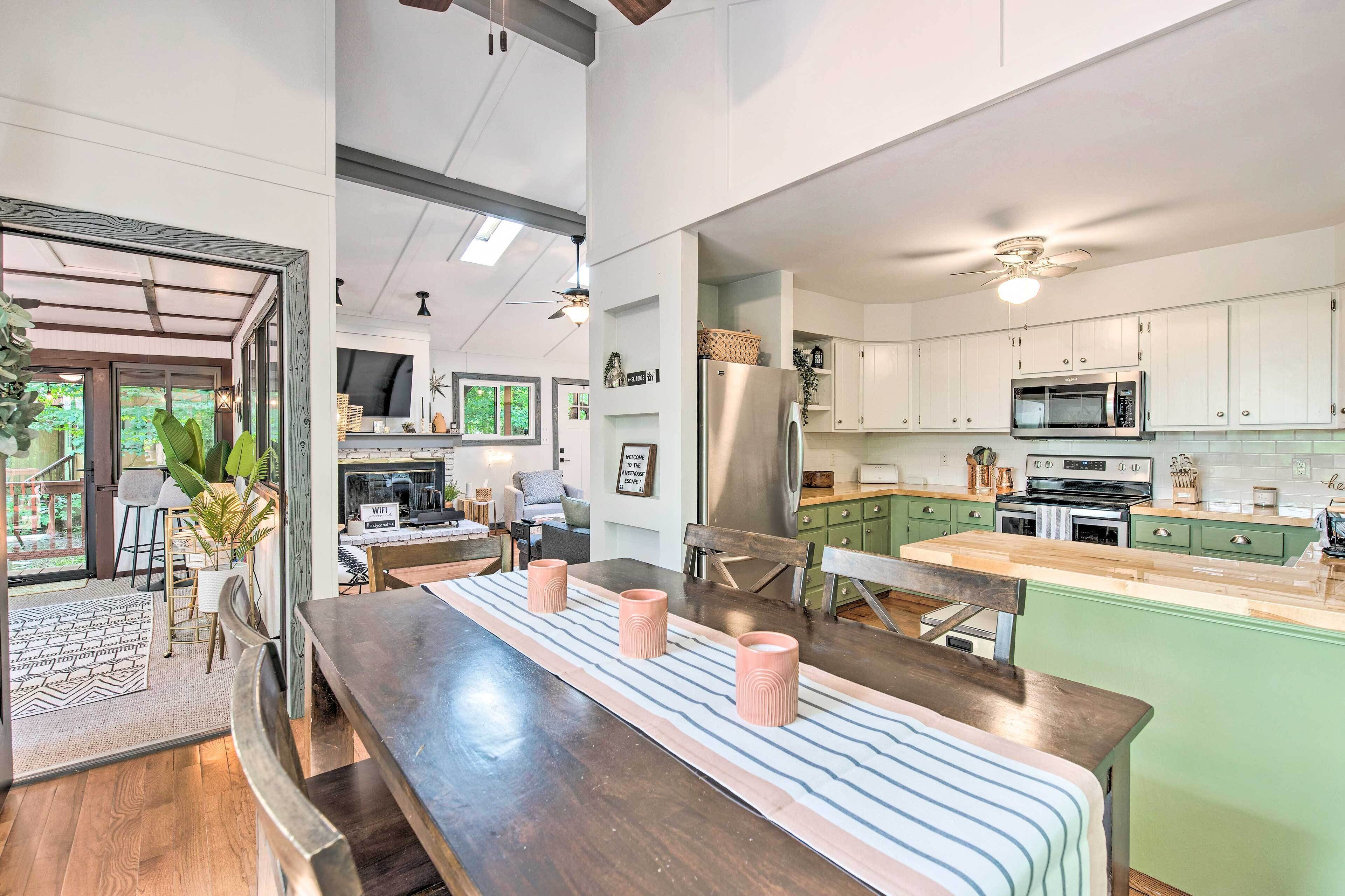 Cozy Lake Ariel Retreat w/ Resort Amenities!