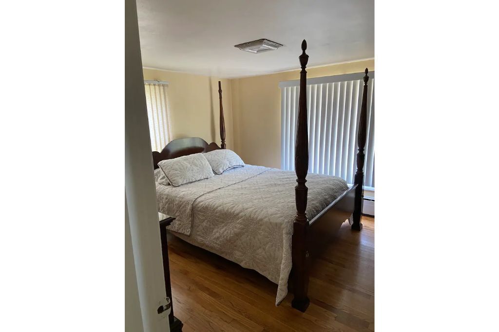 Lakefront 3 bedroom house with peaceful view - No Pet & No Indoor Smoking