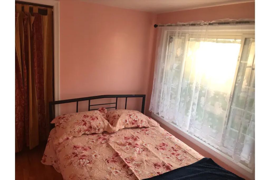 Lakefront 3 bedroom house with peaceful view - No Pet & No Indoor Smoking