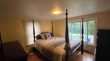 3 bedrooms, desk, iron/ironing board, WiFi (free)
