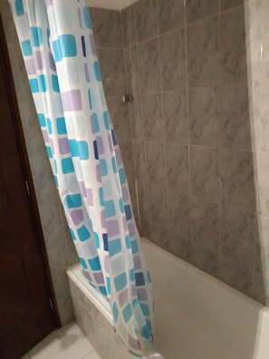 وحدات دش مع أحواض استحمام، مجففات شعر، مراحيض شطف، مناشف