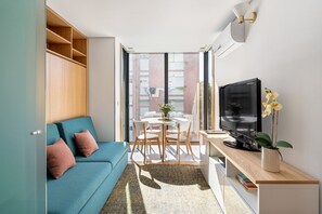 TV - ALTIDO Apartamento luminoso na zona sossegada do Porto, perto do Mercado Bom Suc (Porto)