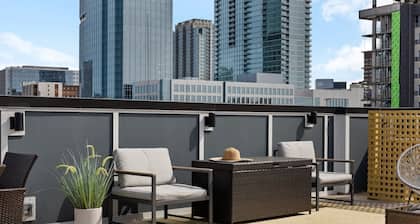 Spacious Group Getaway: Rooftop Deck & Hot Tub!