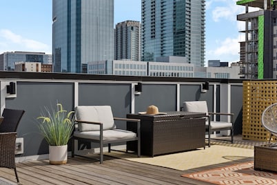 Spacious Group Getaway: Rooftop Deck & Hot Tub!