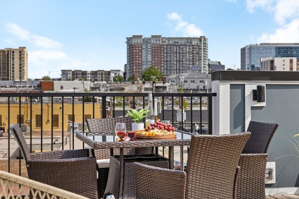 Outdoor dining - Spacious Group Getaway: Rooftop Deck & Hot Tub! (Nashville)