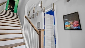 Eine Treppe mit hölzernen Stufen und einer grünen Tür am oberen Ende.