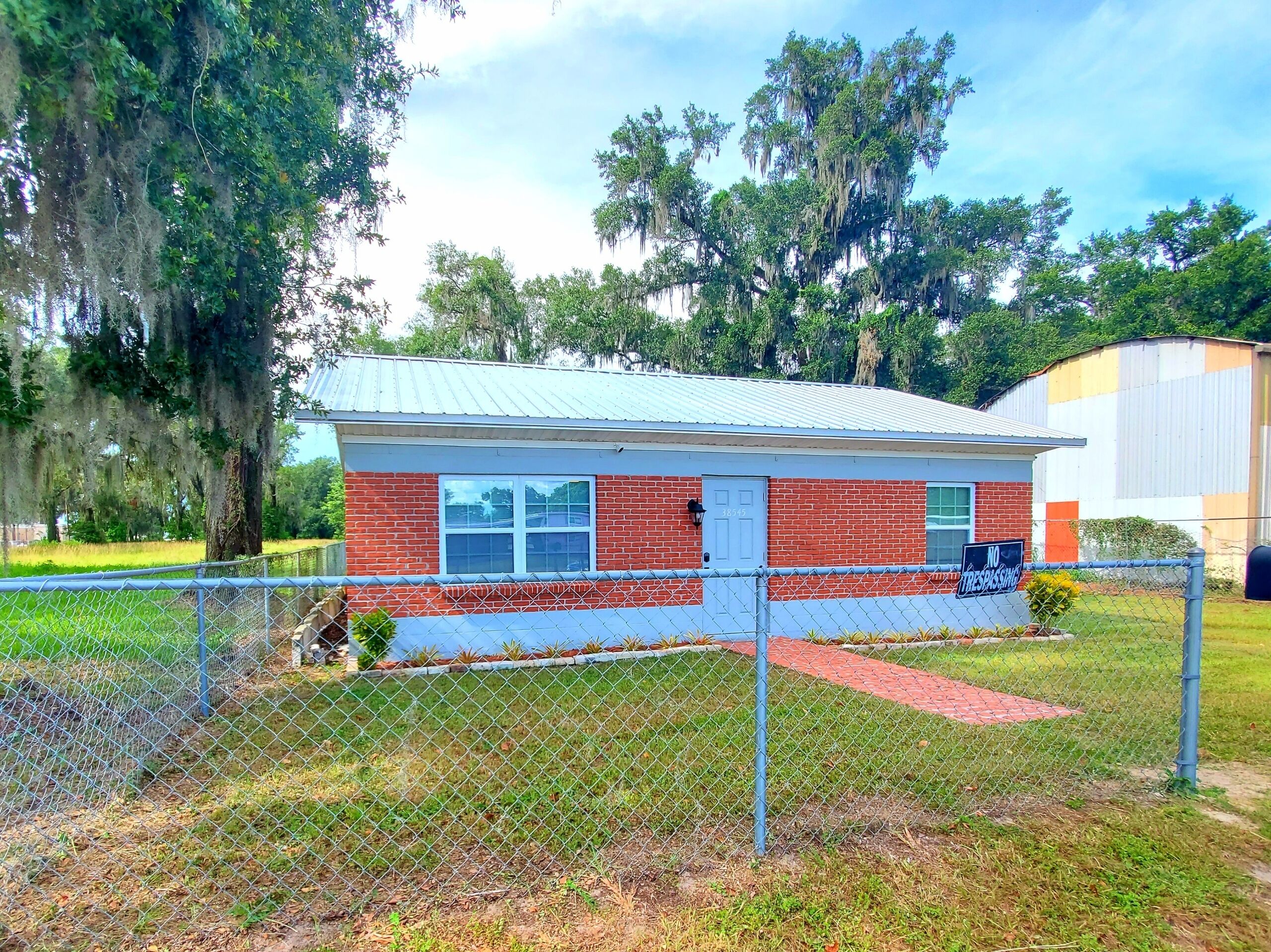 Cheerful newly remodeled 2 bedroom home