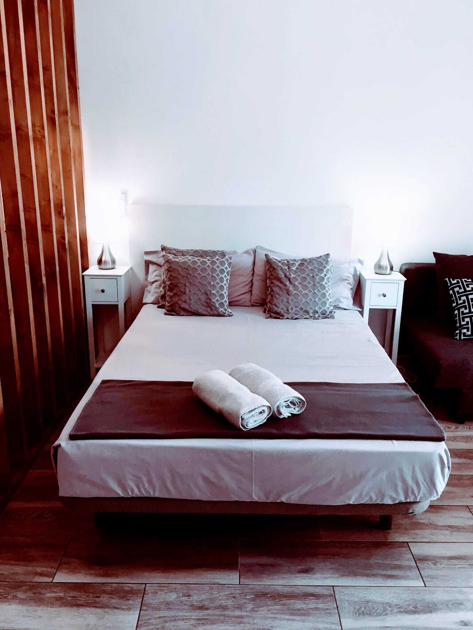 Een kluis op de kamer, een strijkplank/strijkijzer, gratis wifi