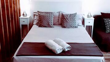 Een kluis op de kamer, een strijkplank/strijkijzer, gratis wifi