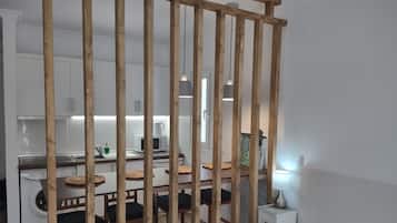 Køleskab, mikrobølgeovn, ovn, kaffe-/temaskine