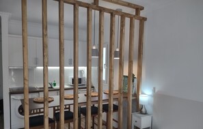 Jääkaappi, mikroaaltouuni, uuni, kahvin-/teenkeitin