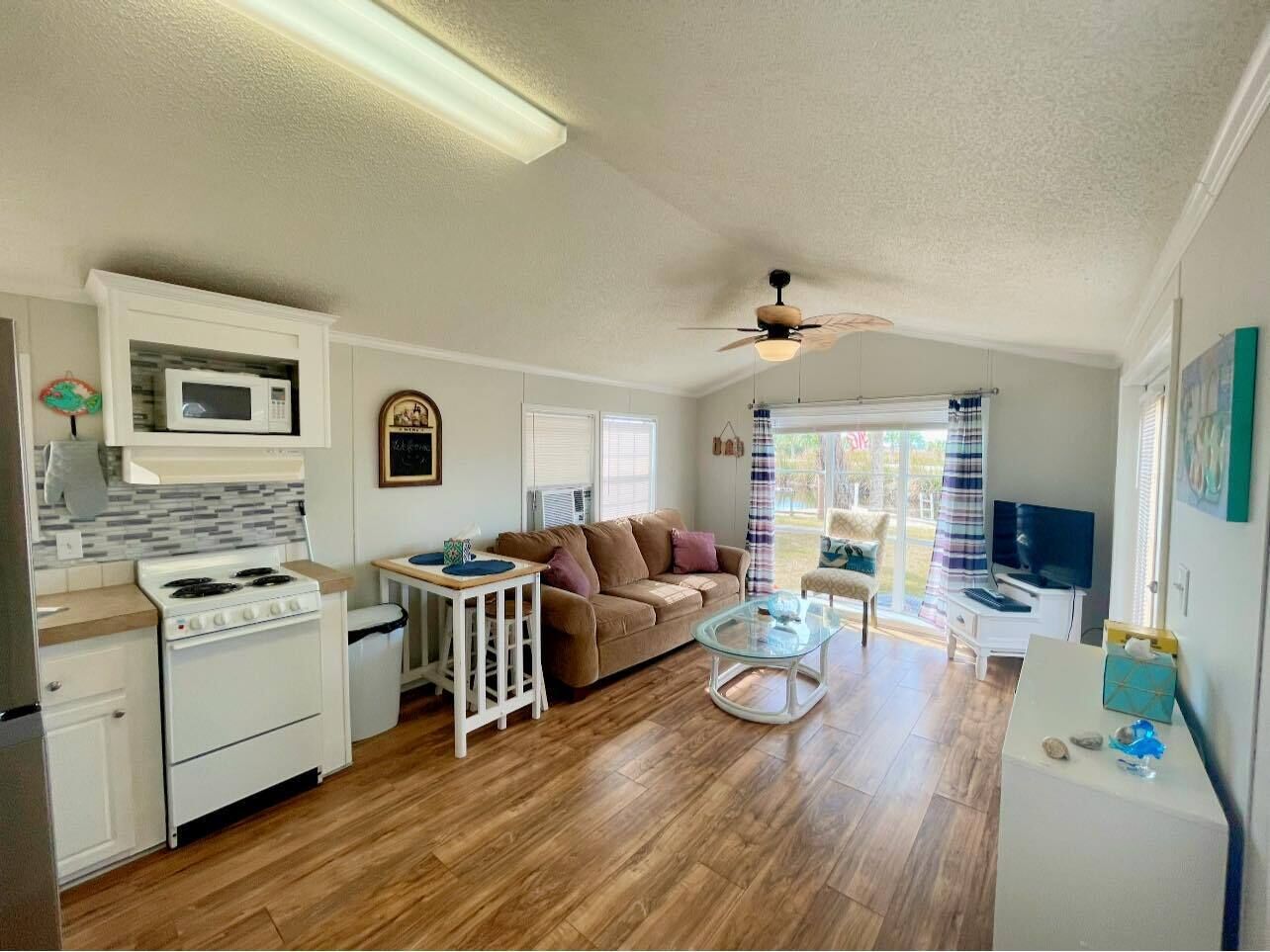 Waterfront 1 bed plus sleeper sofa, FREE Boat dock, Fire Pit, & Trailor Parking