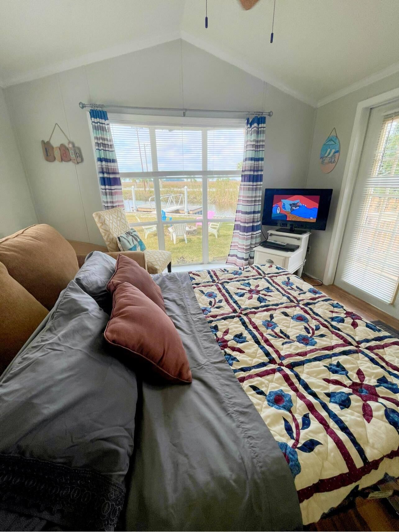 Waterfront 1 bed plus sleeper sofa, FREE Boat dock, Fire Pit, & Trailor Parking