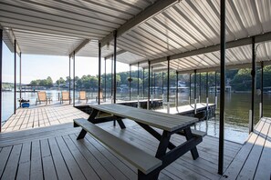 Outdoor dining - Ideal Cove with Amazing Dock, Kayaks & Fire Pit (Sunrise Beach)