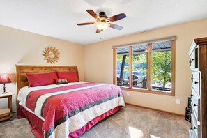 4 bedrooms, iron/ironing board, free WiFi, bed sheets - Ideal Cove with Amazing Dock, Kayaks & Fire Pit (Sunrise Beach)