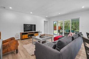 TV - Sun Kissed Home, Secluded Backyard, BBQ, Parking (Los Angeles)