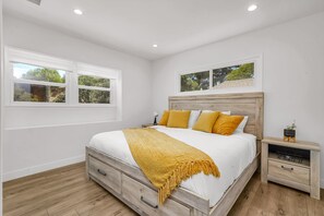 3 bedrooms, desk, iron/ironing board, travel crib - Sun Kissed Home, Secluded Backyard, BBQ, Parking (Los Angeles)