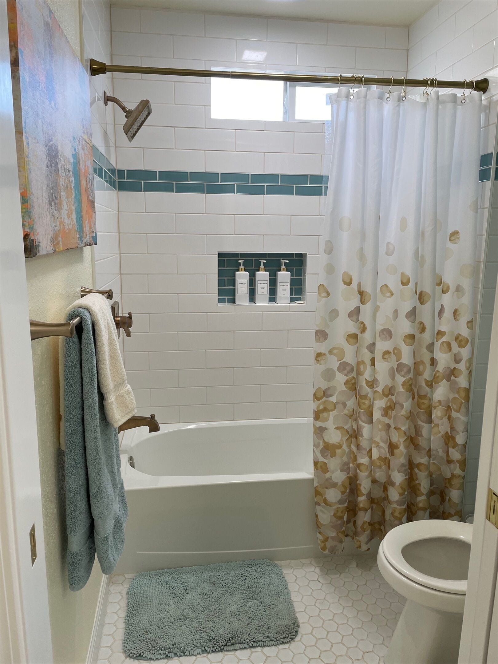 Ein Badezimmer mit Badewanne, Toilette und Duschvorhang.