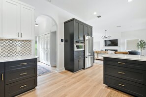 Kühlschrank, Mikrowelle, Ofen, Herdplatte