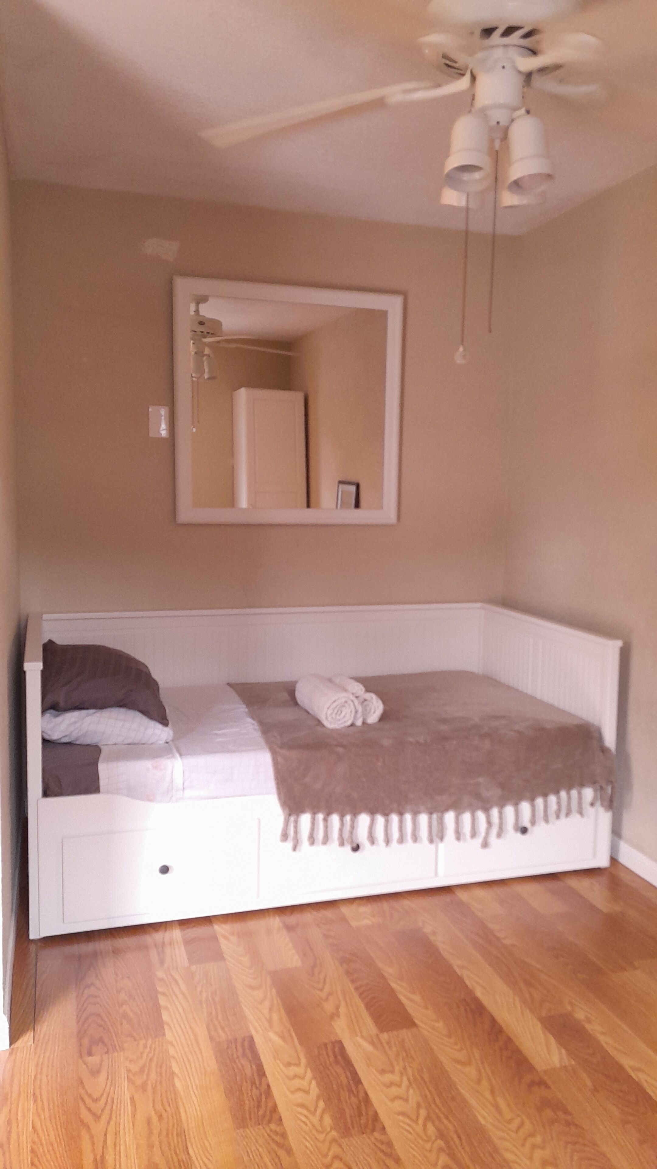 1 Bedroom House 8 minutes from downtown