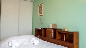 2 bedrooms, desk, internet, bed sheets