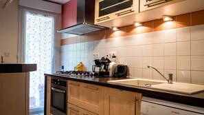 Een koelkast, een microgolfoven, een oven, een vaatwasser