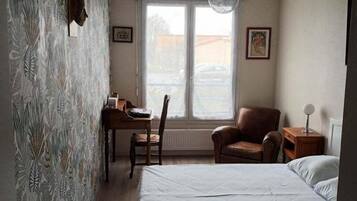 2 bedrooms, desk, iron/ironing board, internet