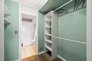 Douche, sèche-cheveux, serviettes fournies, shampoing