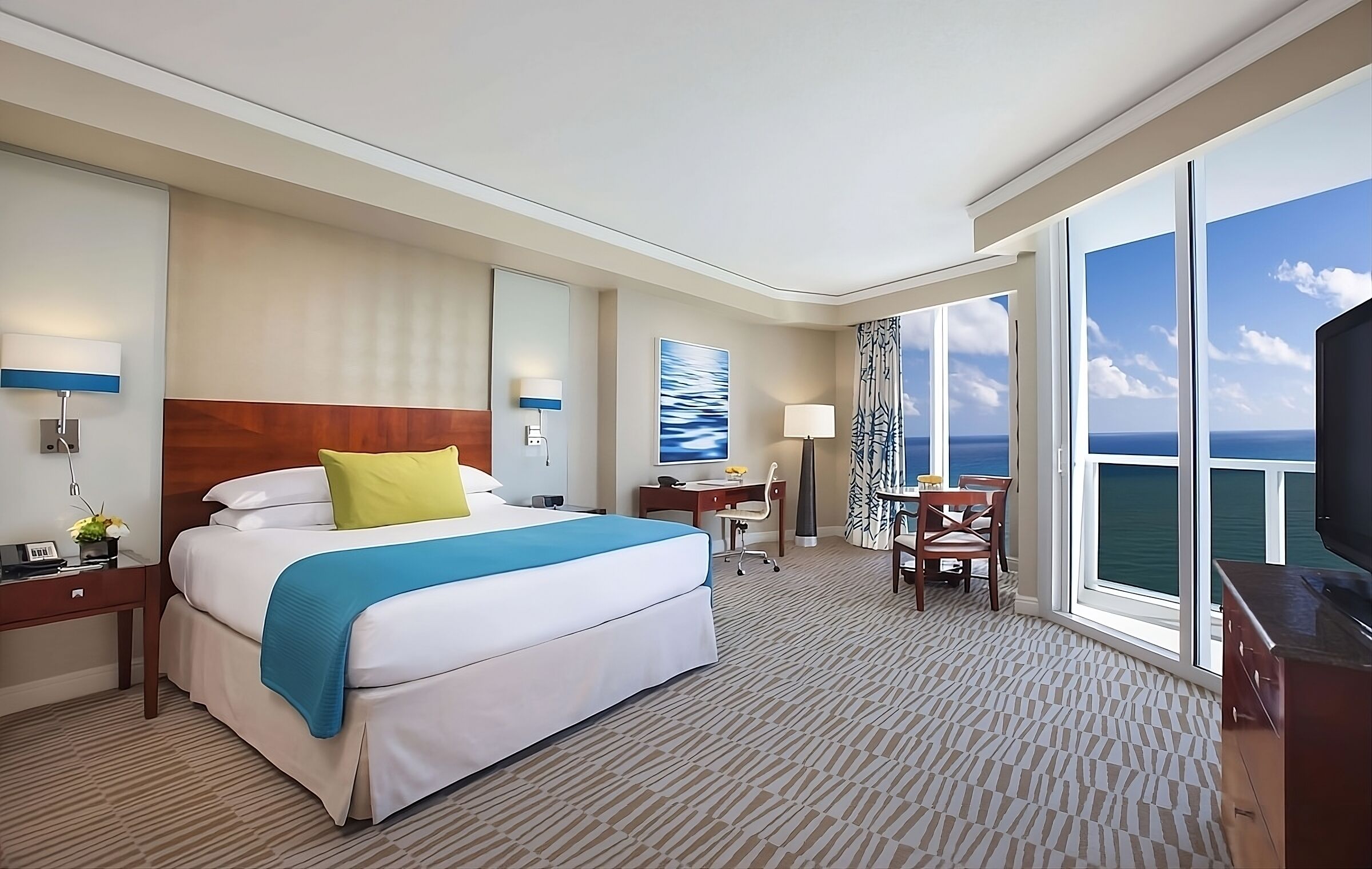 Rare Find! 2 Relaxing Units, w/ Outdoor Pool, Pets Allowed, Near Versace Mansion