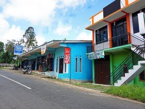 A building with a blue facade, a signboard, and a staircase. - OYO Homes 91132 Desa Wisata Kalipucang (Purwosari)