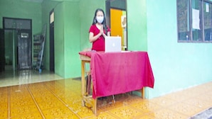 A room with a green wall, a yellow patterned floor, and a table with a red cloth. - OYO Homes 91149 Desa Wisata Nangelasari (Nangelasari)