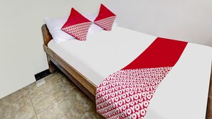 A single bed with a white mattress and red and white patterned bedspread. - OYO Homes 91134 Desa Wisata Tebing Lingga (Nglebo)