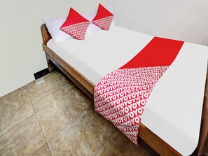 A single bed with a white mattress and red and white patterned bedding. - OYO Homes 91134 Desa Wisata Tebing Lingga (Nglebo)