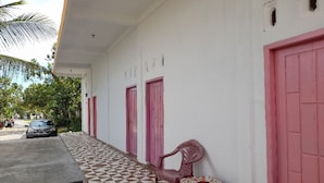 Un edificio con puertas rosadas y piso de baldosas.