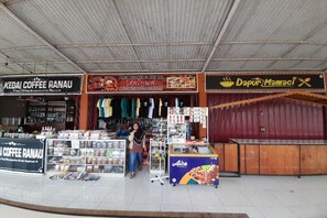 Un mercado callejero con varios puestos, incluyendo una cafetería y un puesto de comida.