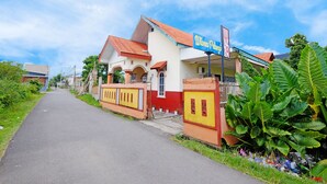 A two-story building with a sign reading "Wisma Pelangi". - OYO 90977 Wisma Pelangi Palopo (Palopo)