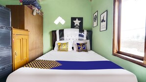 A bedroom with a bed, a wardrobe, a window, and wall decorations. - OYO 91011 Eco Tourism Desa Cibodas Areng 1 Syariah (Lembang)