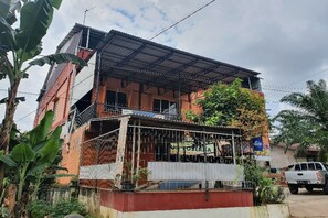 Un bâtiment à deux étages, doté d’un toit en métal et d’un porche avant abrité.