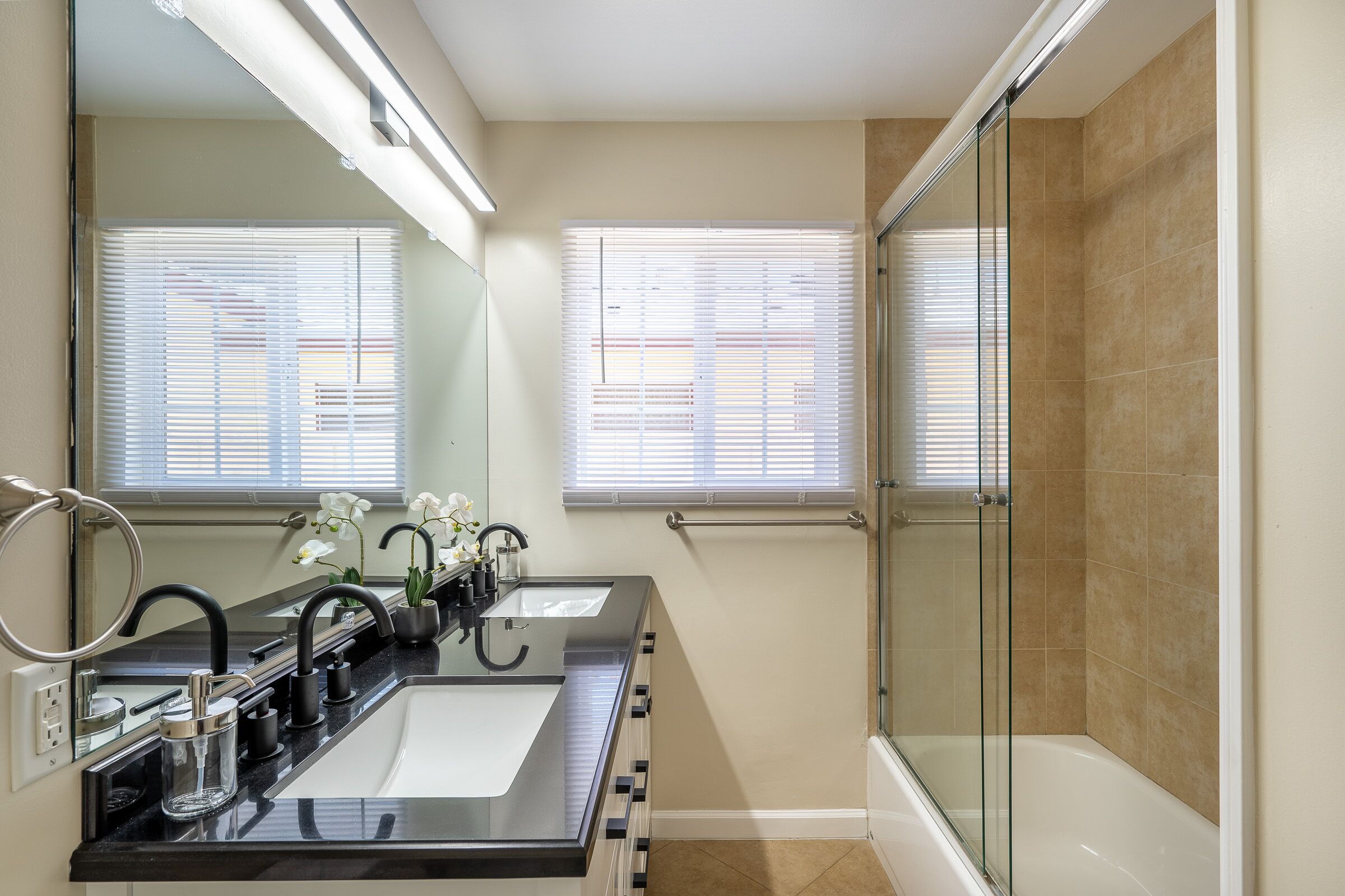 Cozy retreat with two master bedrooms & king beds