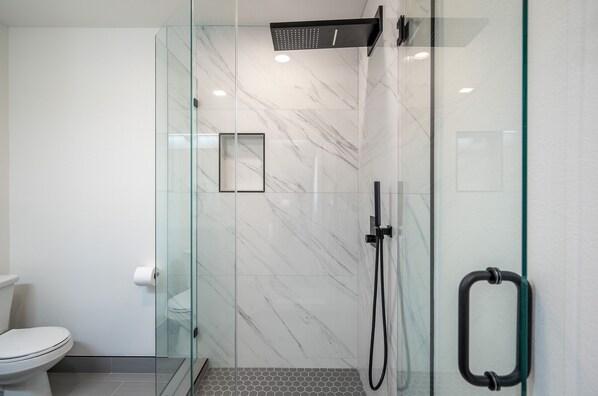 Combined shower/tub, hair dryer, towels, soap