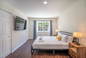 4 bedrooms, desk, iron/ironing board, free WiFi