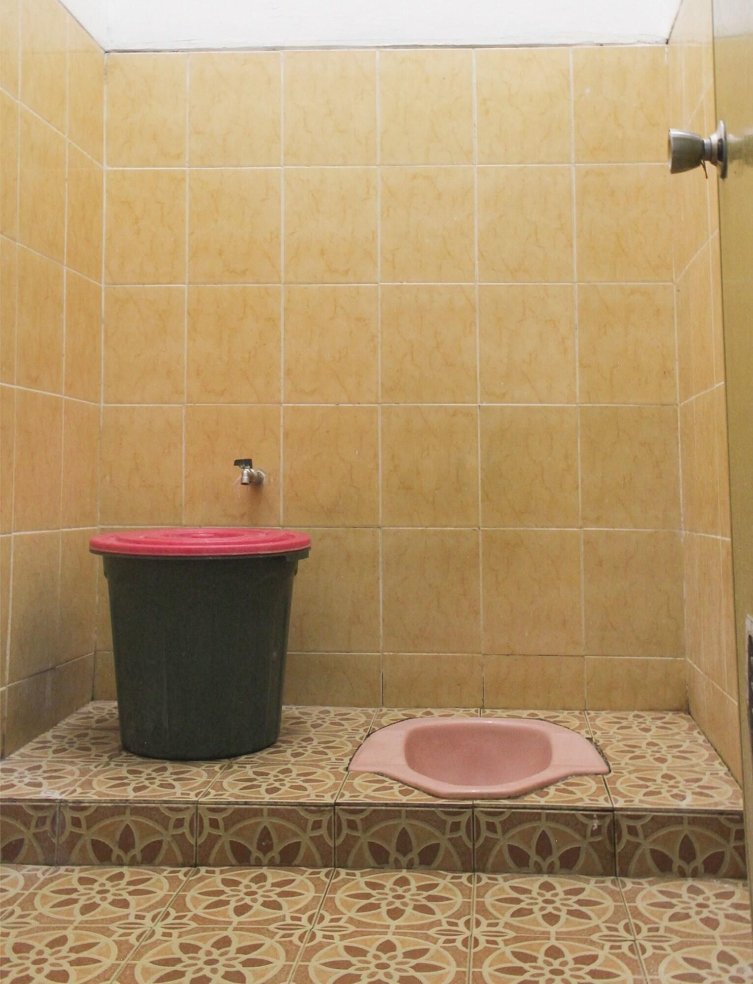 Un baño con ducha, inodoro y lavabo.