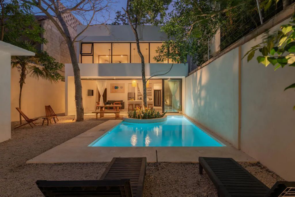 Una piscina al aire libre