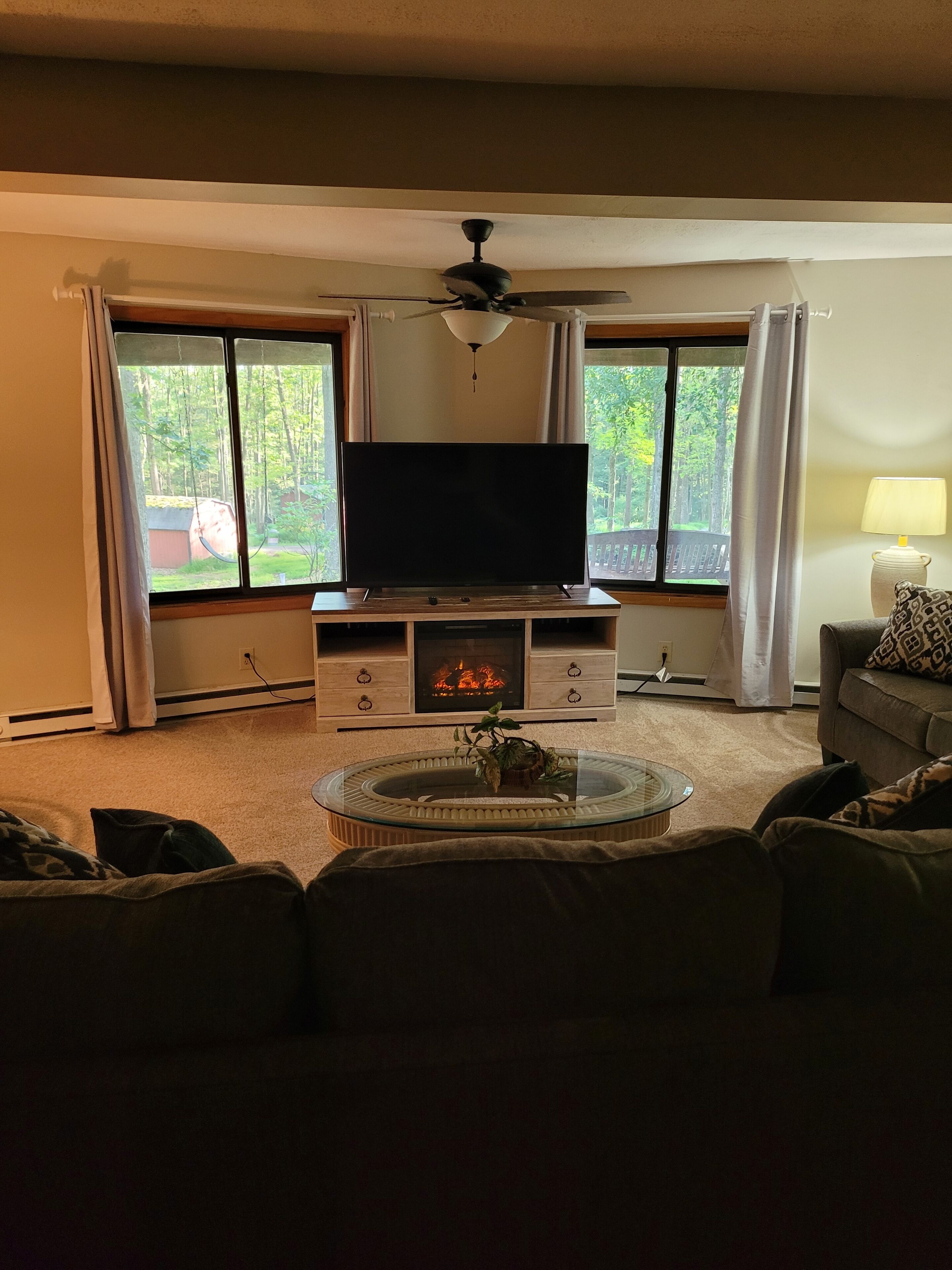 LARGE 2 BEDROOM APT ON WOODED LOT, POOL AND HOT TUB, MIN TO PENNSTATE