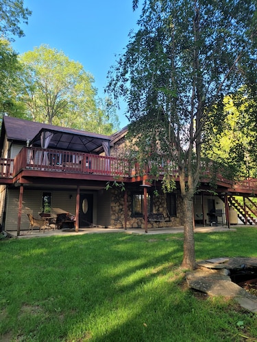 LARGE 2 BEDROOM ON WOODED LOT, (POOL-CLOSED), (HOT TUB-OPEN) MIN TO PENNSTATE