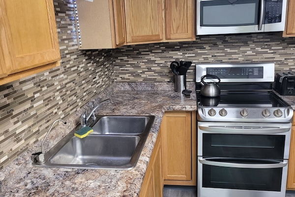 Frigorífico, microondas, horno y placa de cocina