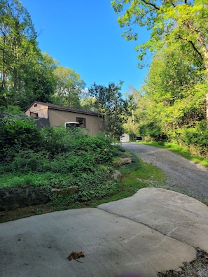 Property grounds - LARGE 3 BEDROOM ON WOODED LOT, POOL, HOT TUB  MIN TO PENNSTATE (Bellefonte)