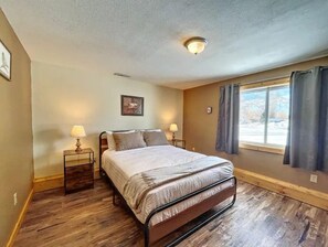 5 habitaciones, escritorio y tabla de planchar con plancha 